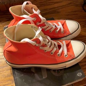 Converse Size 7 High Top Shoe.